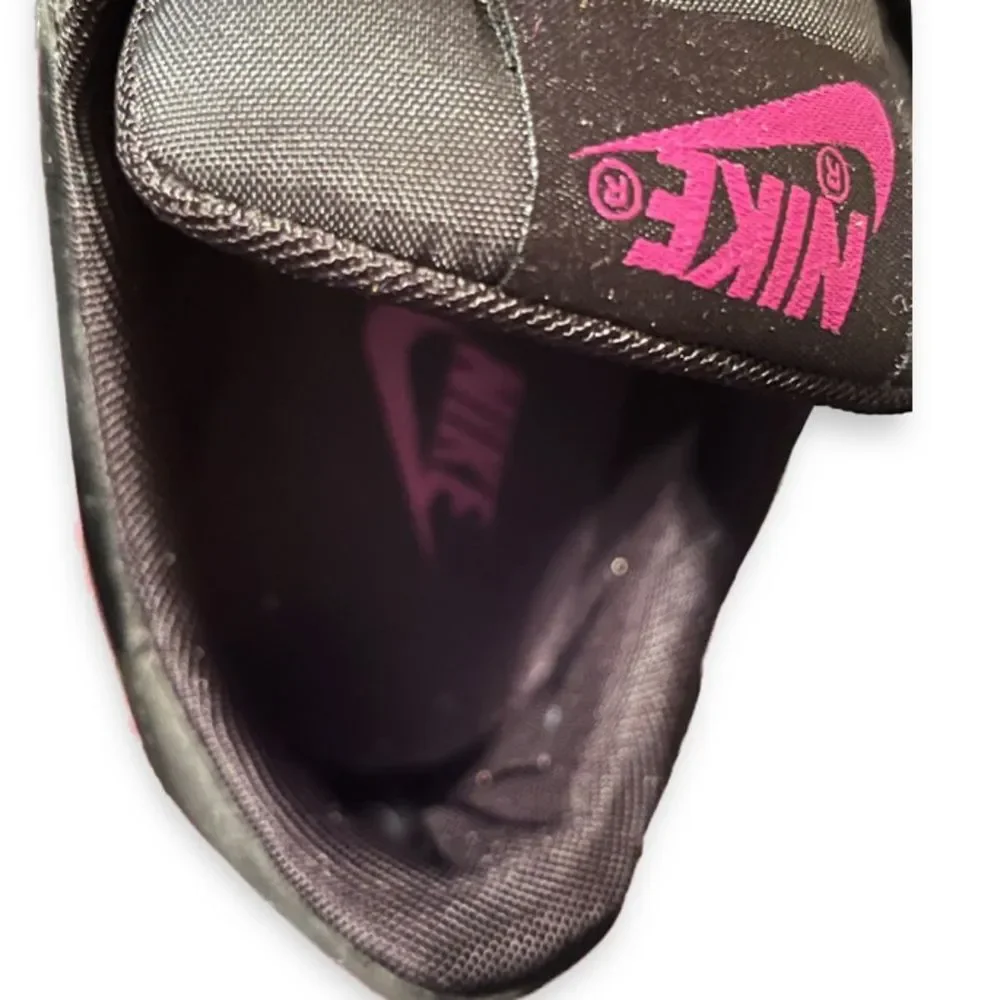 Men Nike Pegasus Black Sneakers with Pink Logo Size 9.5 Great Condition